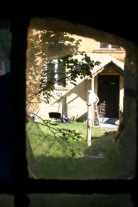 Durchblick vom Stall in den Hof